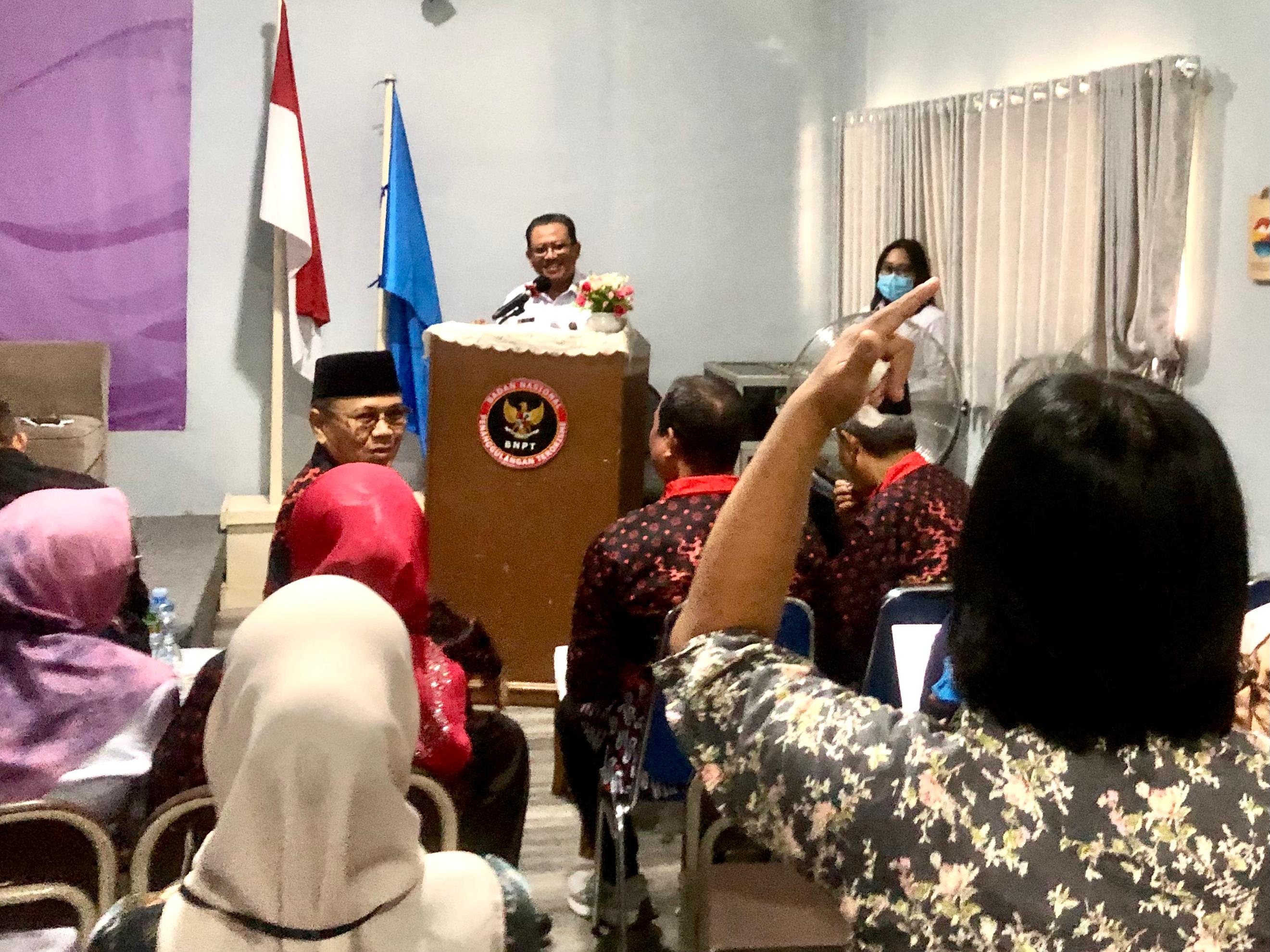 KUIS: Deputi Bidang Pencegahan, Perlindungan, Deradikalisasi BNPT RI tanya jawab dengan peserta Smart Indonesia Smart Bangsaku di SMPN 13 Banjarmasin, Rabu (15/5). (TIA LALITA NOVITRI/RADAR BANJARMASI