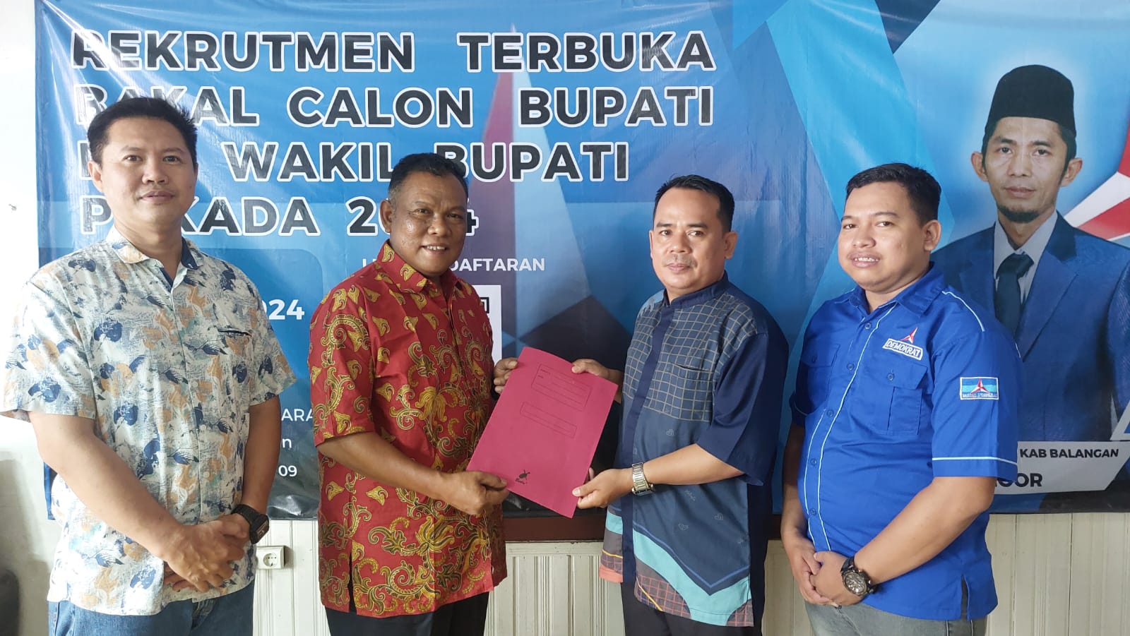 SERAHKAN BERKAS: Hifziani mengembalikan berkas penjaringan calon Bupati dan Wakil Bupati Pilkada Balangan ke DPC Partai Demokrat, Rabu (15/5).