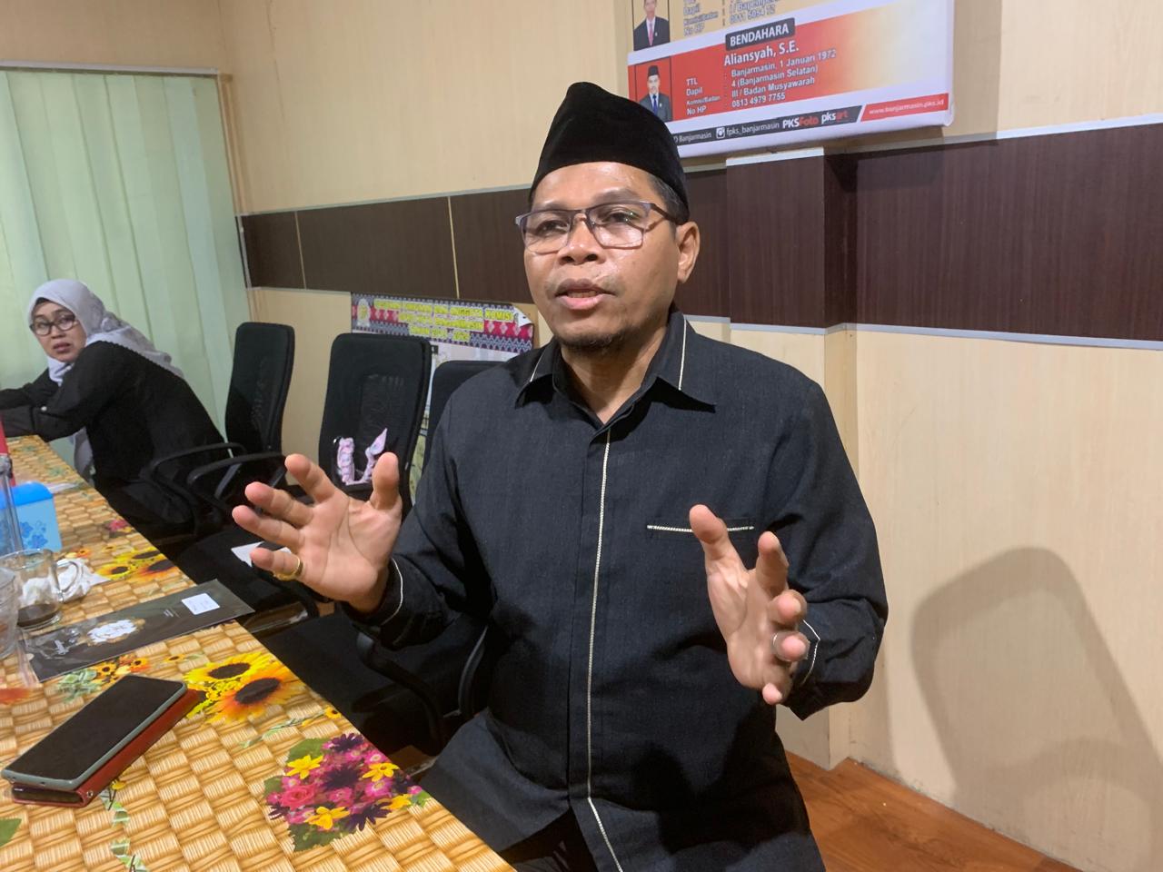 POLITIKUS: Ketua DPD PKS Banjarmasin, Mathari saat berada di Gedung DPRD Banjarmasin.