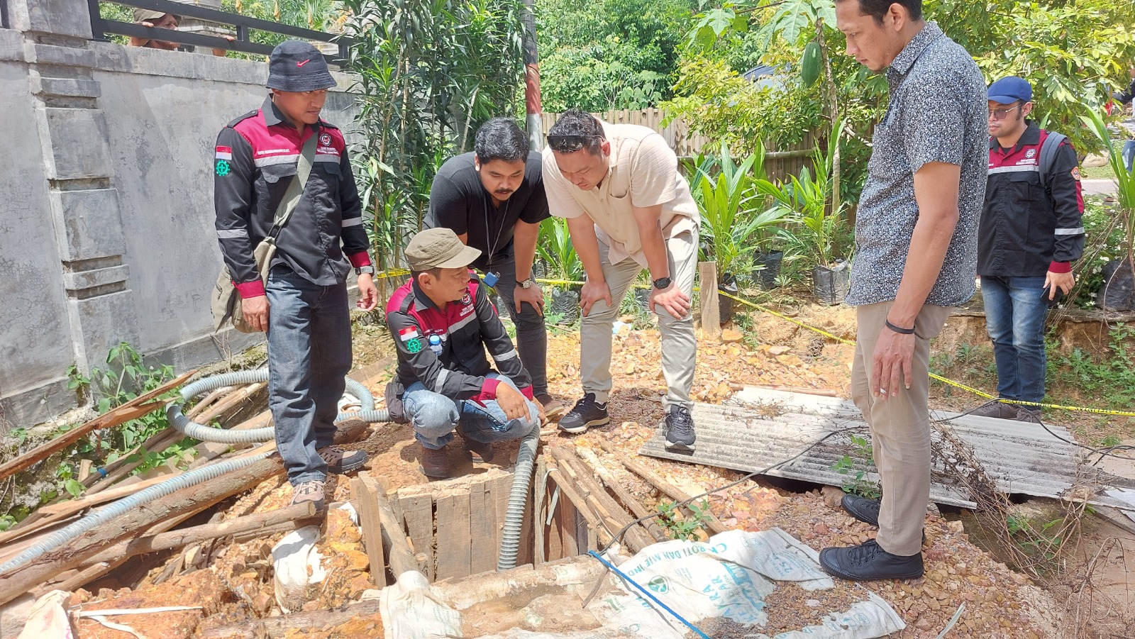 CEK GALIAN:Tim ahli geologi Prodi Rekayasa Geologi Fakultas Teknik Universitas Lambung Mangkurat (ULM) mengambil sampel di lokasi tambang emas ilegal, Kamis (16/5/2024).(Foto:Norsalim Yahya/Radar Ba