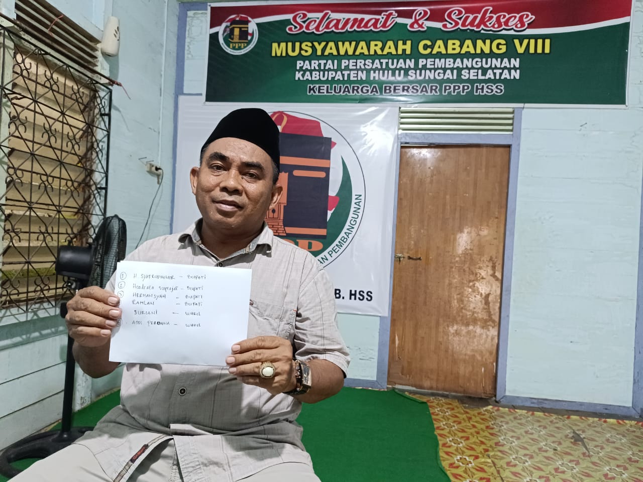 SUDAH BERAKHIR:Ketua DPC PPP Kabupaten HSS, Abadi Rahman menunjukkan nama-nama yang mendaftar sebagai Bacabup dan Bacawabup HSS.(Foto:Salahudin/Radar Banjarmasin)
