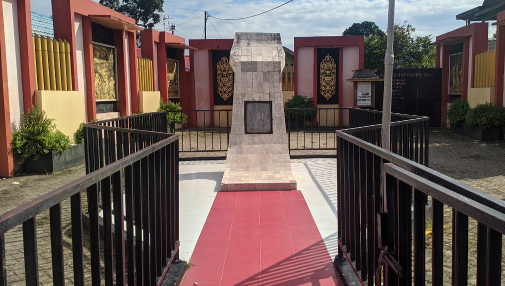 PENGINGAT: Tugu 9 November 1945 di titik markas pertahanan PRIK menjadi pengingat jasa pejuang yang telah gugur demi kemerdekaan.