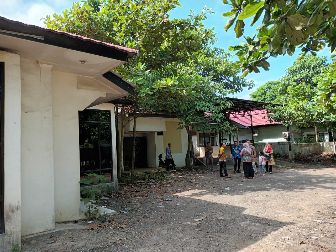 SURVEI: Jajaran Bawasnaker Wilayah 3 Kalsel ketika meninjau bangunan eks Samsat Tanjung yang lama tidak dimanfaatkan.(FOTO: Ibnu Dwi Wahyudi/Radar Banjarmasin)