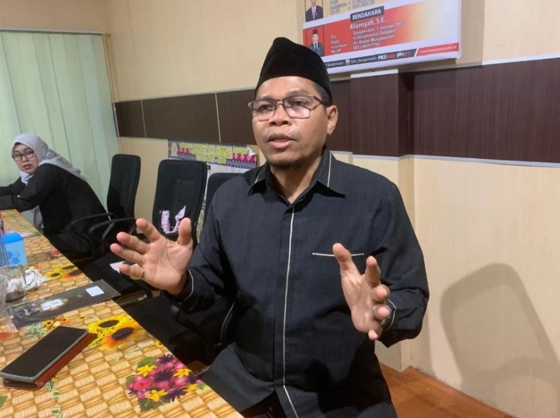 POLITISI: Ketua DPD PKS Banjarmasin, Mathari ketika berada di gedung DPRD Banjarmasin.