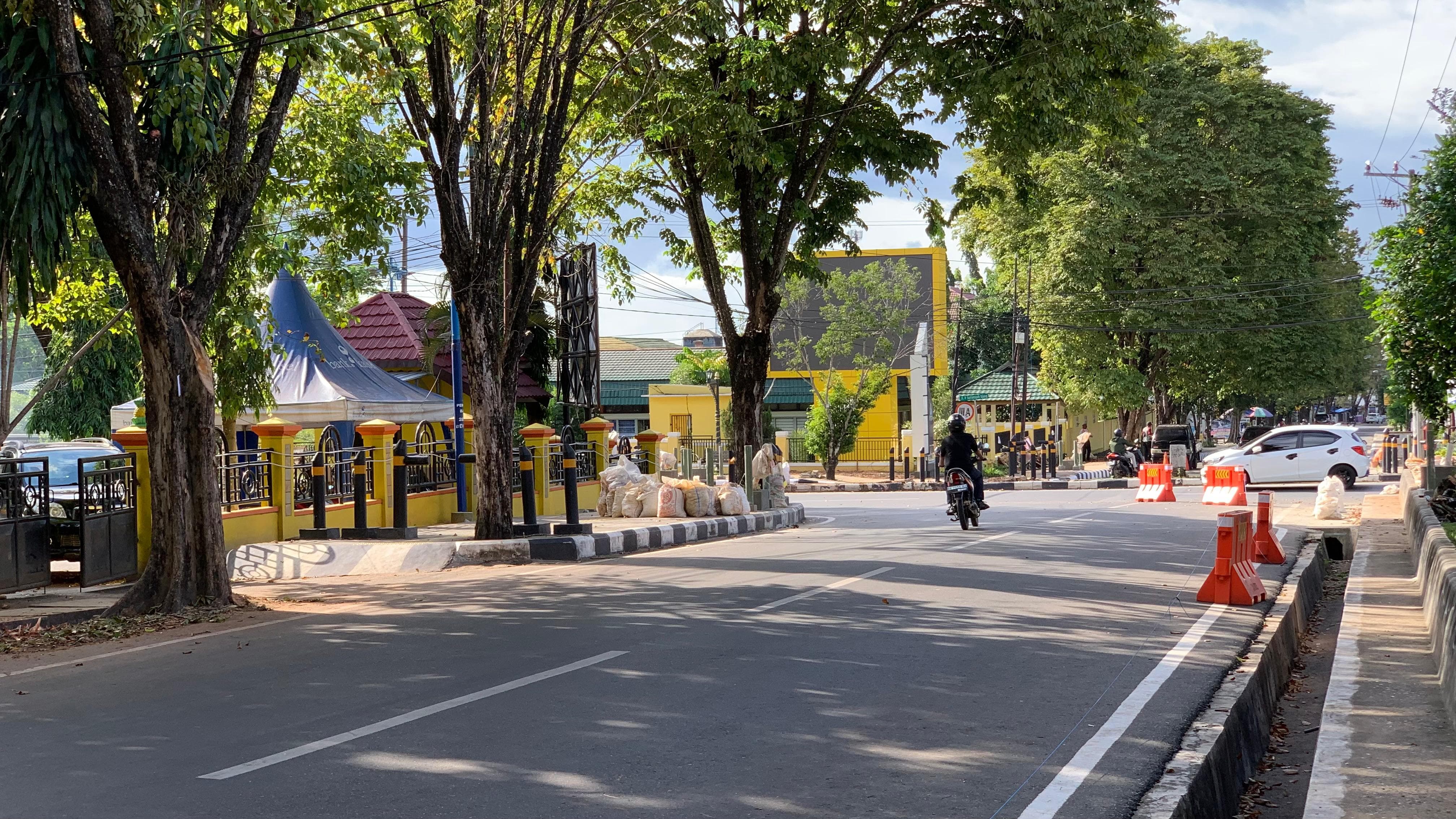 BERSIH:Ruas Jalan Pangeran Suriansyah di Kelurahan Komet, Kecamatan Banjarbaru Utara, kini steril dari aktivitas PKL (Foto: Fadlan Zakiri/Radar Banjarmasin)