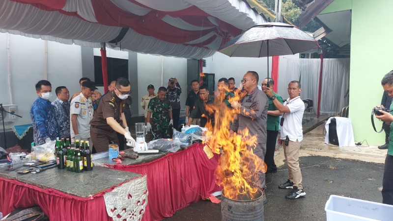 PEMUSNAHAN BARBUK: Kepala Kejari Tala Teguh Imanto bersama forkopimda memusnahkan barang bukti narkotika sebanyak 9,2 gram dari 51 kasus.