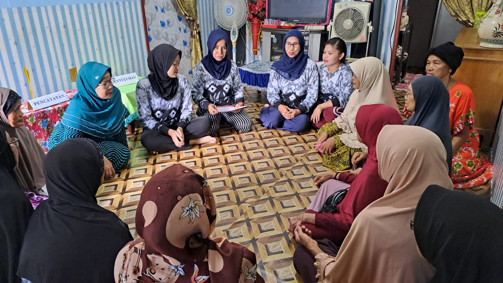 MANFAAT - Kelompok Mekaar binaan PNM Mekaar banyak merasakan manfaat bergabung di PNM Mekaar
