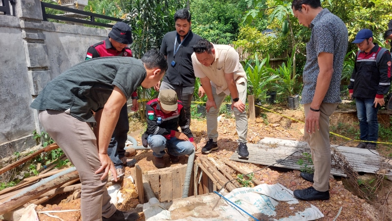 AMBIL SAMPEL: Tim ahli geologi dari Prodi Rekayasa Geologi Fakultas Teknik Universitas Lambung Mangkurat melakukan persiapan sebelum mengambil sampel di Durian Bungkuk.