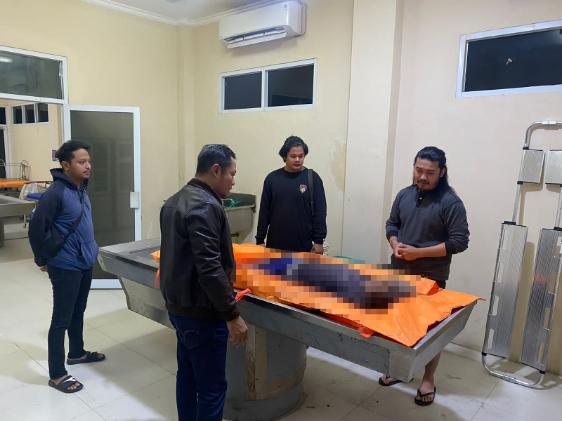 PEMERIKSAAN: Jasad Usman direbahkan di meja kamar pemulasaraaan jenazah RSUD Ulin Banjarmasin, untuk dilakukan visum.