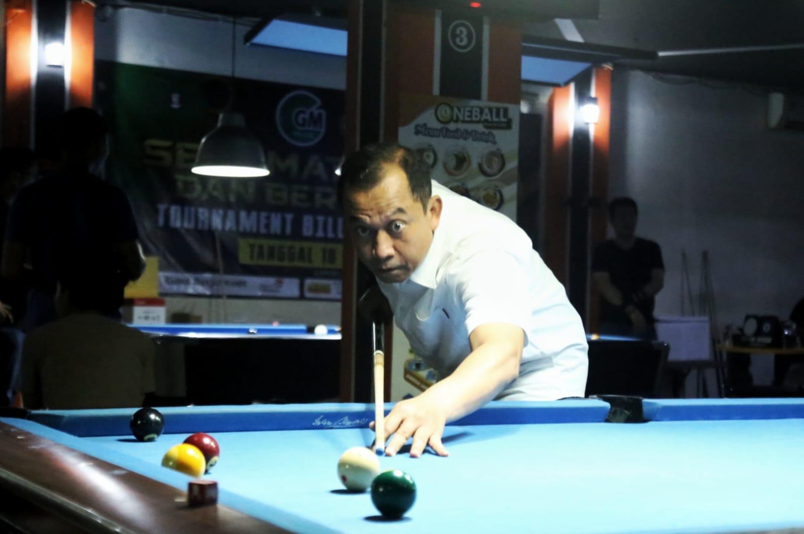 BIDIK:Komandan Lanud (Danlanud) Sjamsudin Noor Banjarmasin, Kolonel Pnb Sri Raharjo tampil di Turnamen Billiar GMC 2024, Sabtu (18/5/2024).(Foto: M Idris Jian Sidik/Radar Banjarmasin)