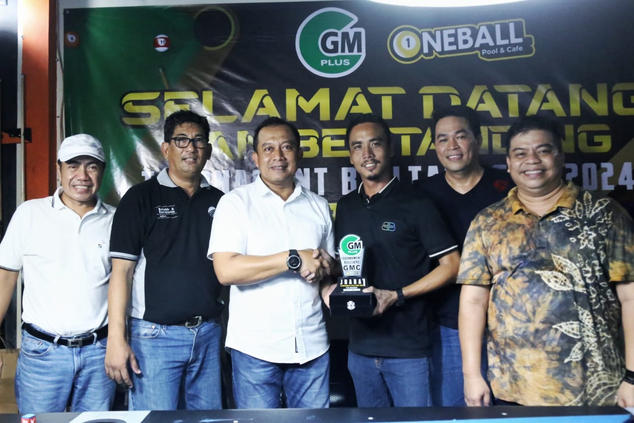 PRESTASI:Penyerahan piala Turnamen billiar GMC 2024 dari Komandan Lanud (Danlanud) Sjamsudin Noor Banjarmasin, Kolonel Pnb Sri Raharjo kepada sang juara.(Foto:M Idris Jian Sidik/Radar Banjarmasin)