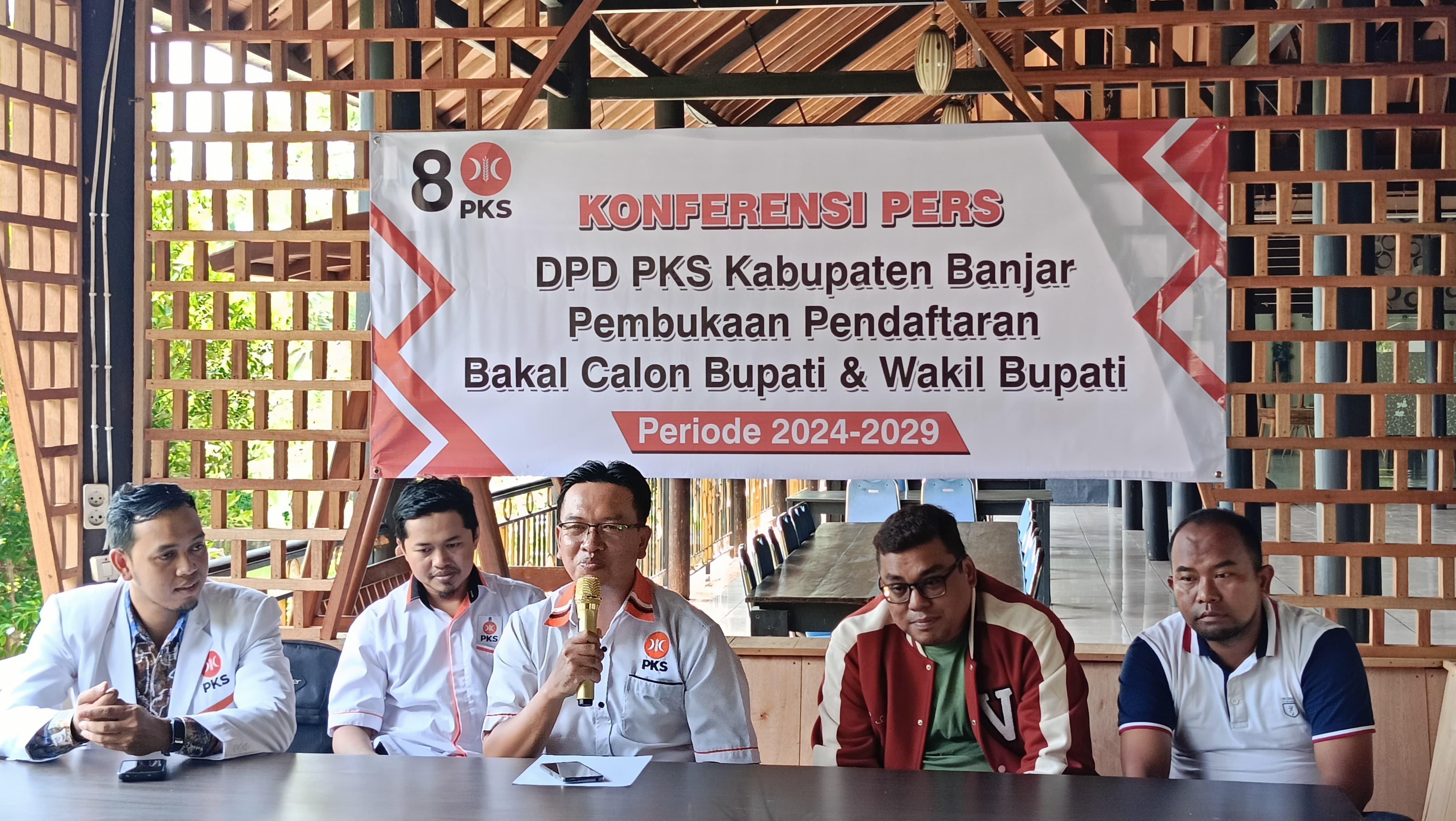 KONFERENSI PERS:PKS Banjar mengumumkan membuka pendaftaran Bacalon Bupati dan Wakil Bupati Banjar, Sabtu (18/5/2024) siang.(Foto:Sheilla Farazela/Radar Banjarmasin)