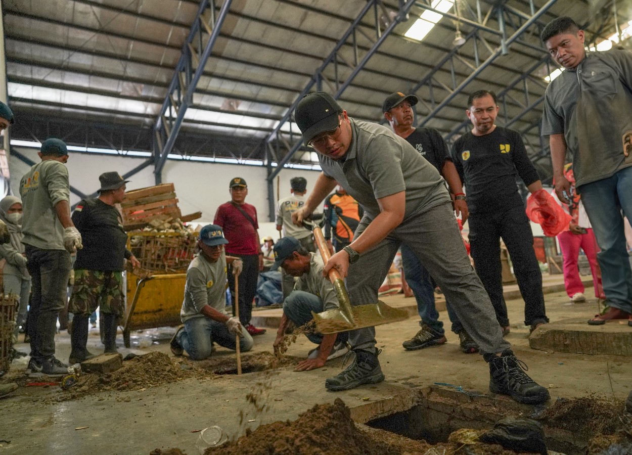 TAK TAKUT KOTOR: Bupati HST, H Aulia Oktafiandi memimpin aksi Jumat bersih di Pasar Keramat Barabai. (Foto: Prokom HST)