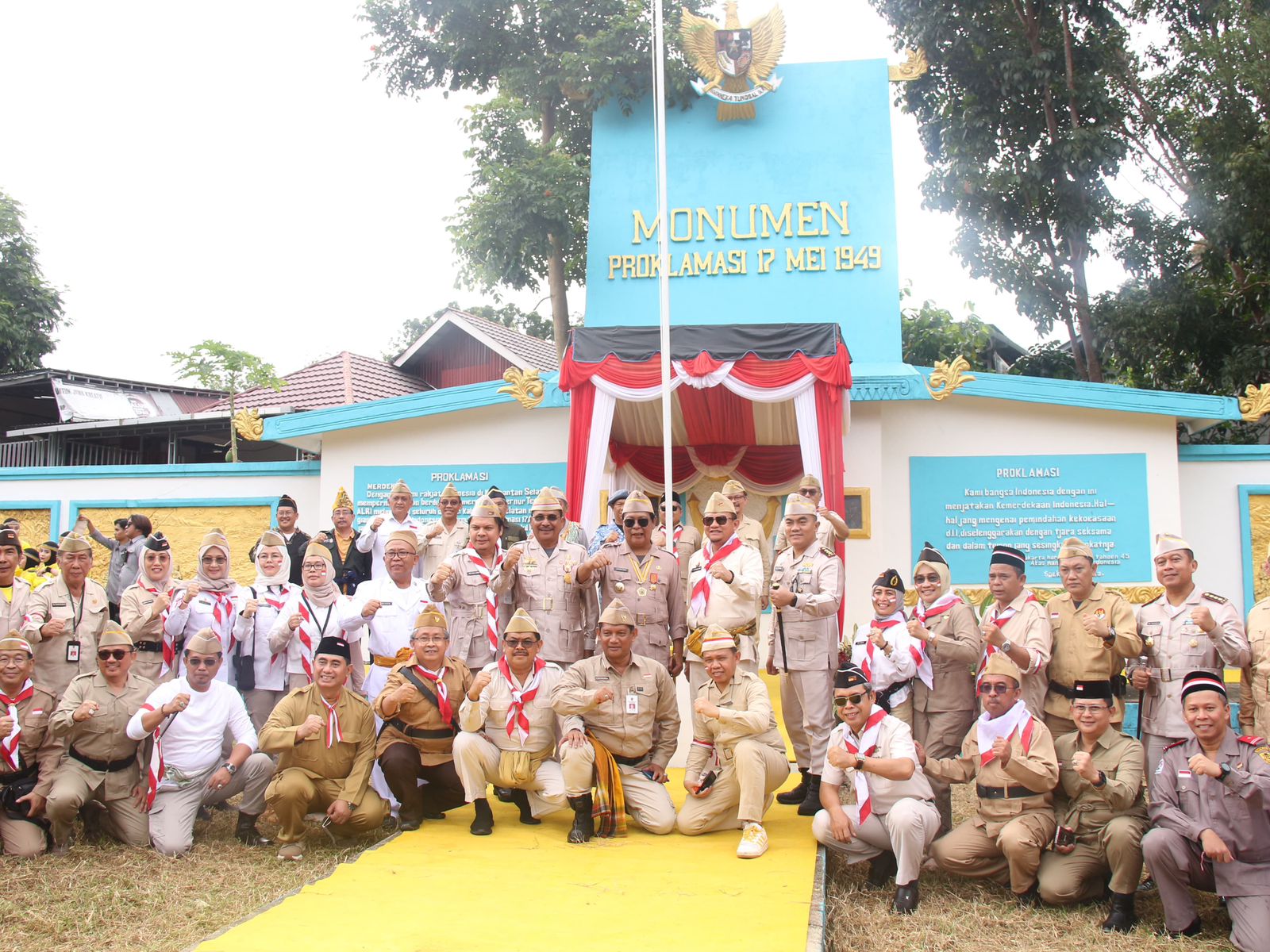 MOMENTUM:Gubernur Kalsel Sahbirin Noor, Danlanal Banjarmasin Kol Laut (P) Agus S, serta Ketua DPRD Kalsel Supian HK, Sekda Prov Kalsel dan PK Bupati HSS, berfoto bersama didepa monumen.