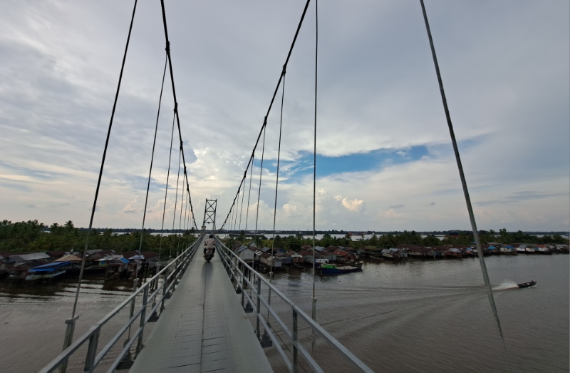 MENYEBERANGI SUNGAI: Jembatan gantung yang menghubungkan daratan Banjarmasin dengan Pulau Bromo di Sungai Barito.