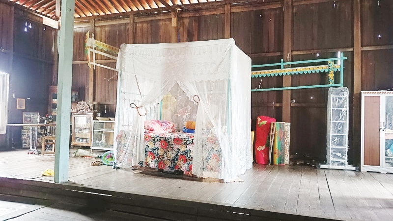 PALEDANGAN besi serta kelambu tempat tidur anak-anak saudagar.