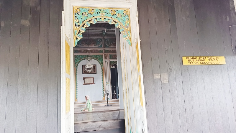 Pintu masuk kedalam rumah Bubungan Tinggi di Telok Selong Ulu.