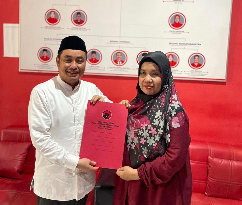 SERAHKAN BERKAS:Ketua Tanfidziyah PCNU Tanbu, Sayid Hadid Al Idrus mendaftar Bacawabup ke DPC PDI Perjuangan Tanbu, Sabtu (18/5/2024) sore.(Foto:DPC PDI Perjuangan Tanbu untuk Radar Banjarmasin)