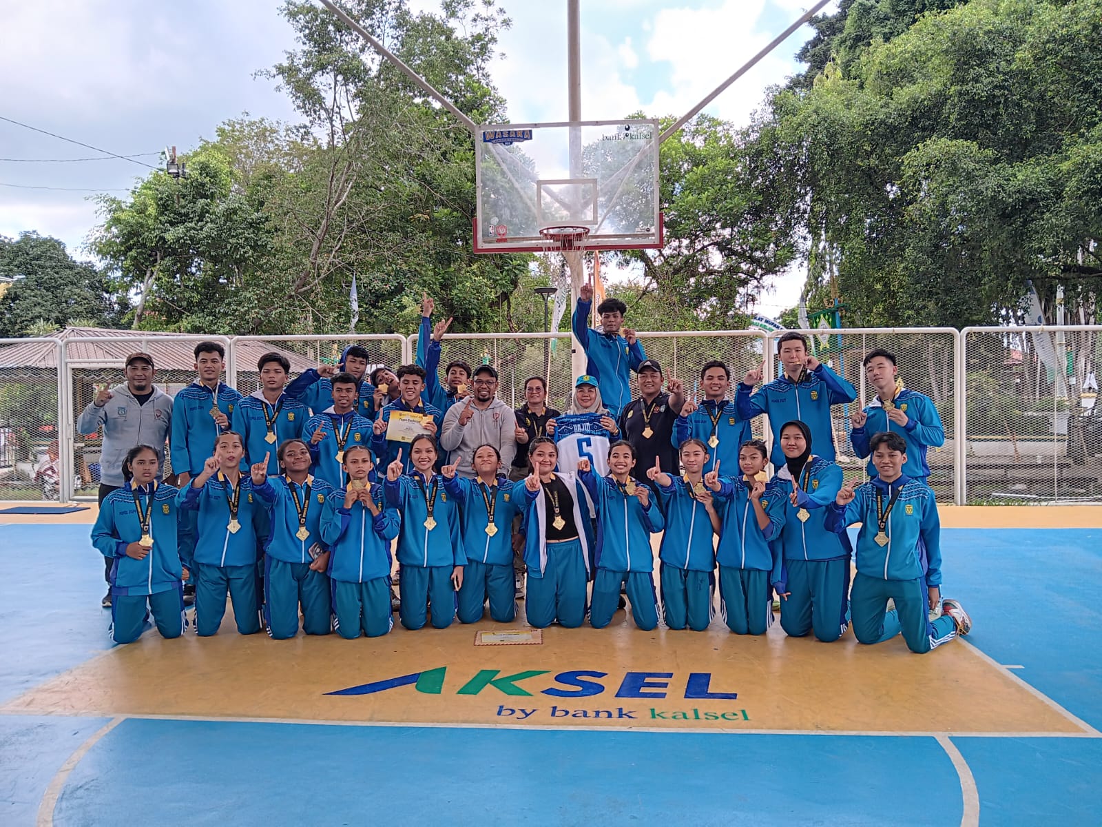 RAIH EMAS: Tim bola basket Kota Banjarmasin berhasil meraih medali emas di nomor putra dan putri pada gelaran Popda Kalsel 2024.