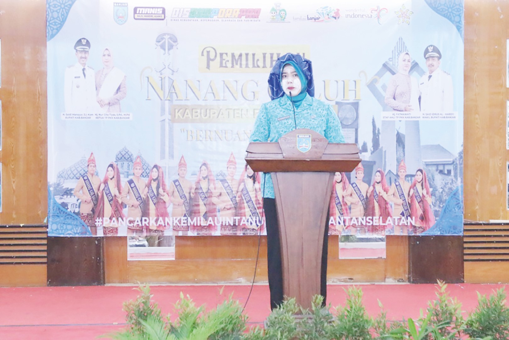 MEMBUKA AUDISI: Hj Nurgita Tiyas membuka secara resmi pemilihan Nanang Galuh Banjar tahun 2024. (RSB UNTUK RADAR BANJARMASIN)