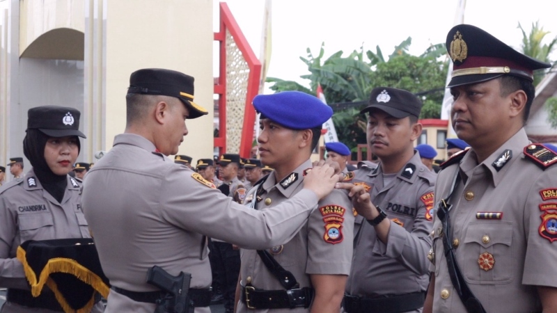 DILANTIK: Kapolres Kotabaru, AKBP Tri Suhartanto dalam acara serah terima jabatan Kasat Polairud dan Kapolsek Kelumpang Barat.