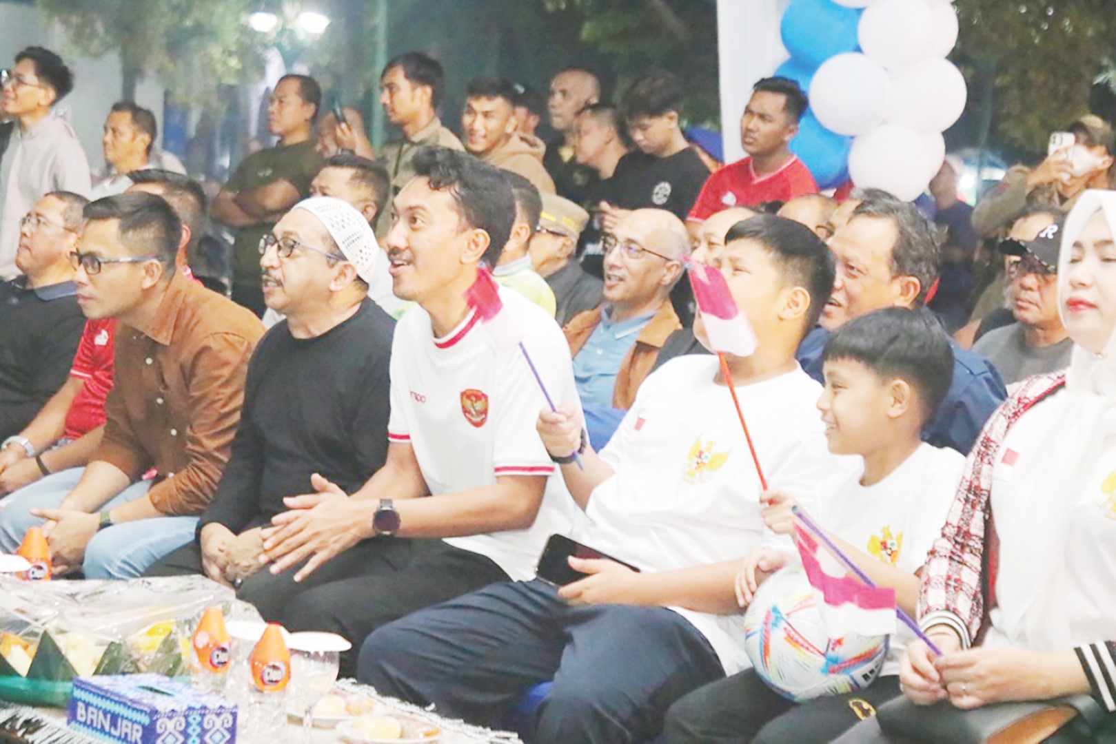 MENEGANGKAN: Bupati Banjar H Saidi Mansyur beserta jajaran dan warga terlihat tegang selama menyaksikan semifinal timnas U23. (SHEILLA FARAZELA RADAR BANJARMASIN)
