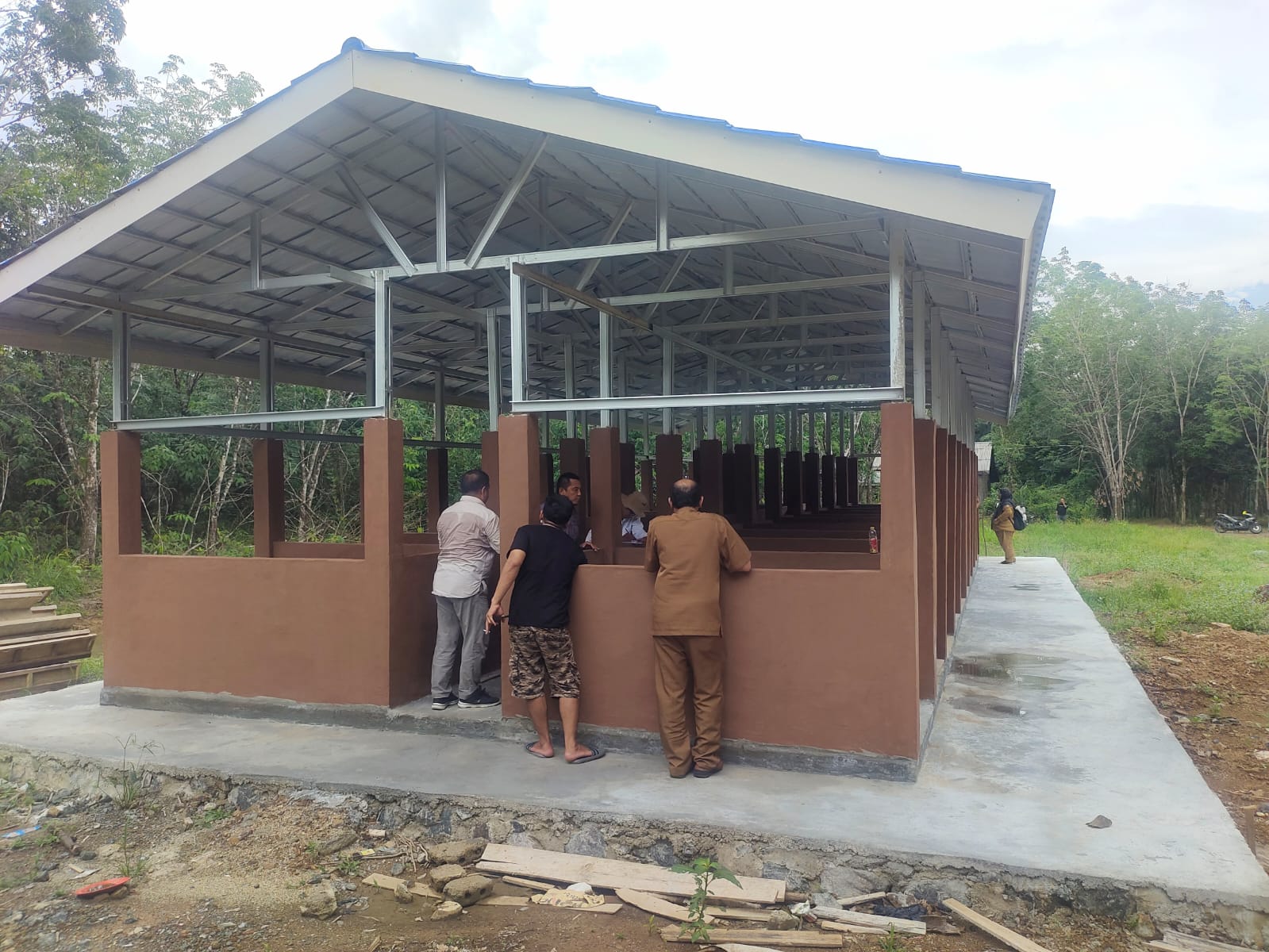 PANTAU: Jajaran Dinas Pertanian Tapin memantau kondisi kandang untuk pasar hewan yang akan diluncurkan di Desa Pulau Pinang, Kecamatan Binuang. (Foto Dinas Pertanian Tapin untuk Radar Banjarmasin)