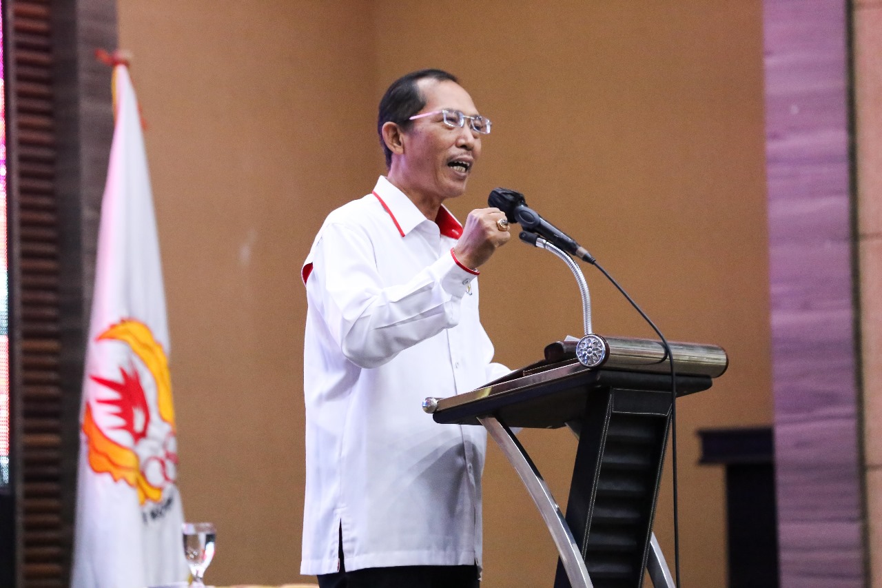 BANGGA:Ketua KONI Banjarmasin, Hermansyah bangga atas keberhasilan kontingen Banjarmasin menjadi juara umum di gelaran Pekan Olahraga Pelajar Daerah (POPDA) Kalsel 2024 di Hulu Sungai Selatan.(M Idris