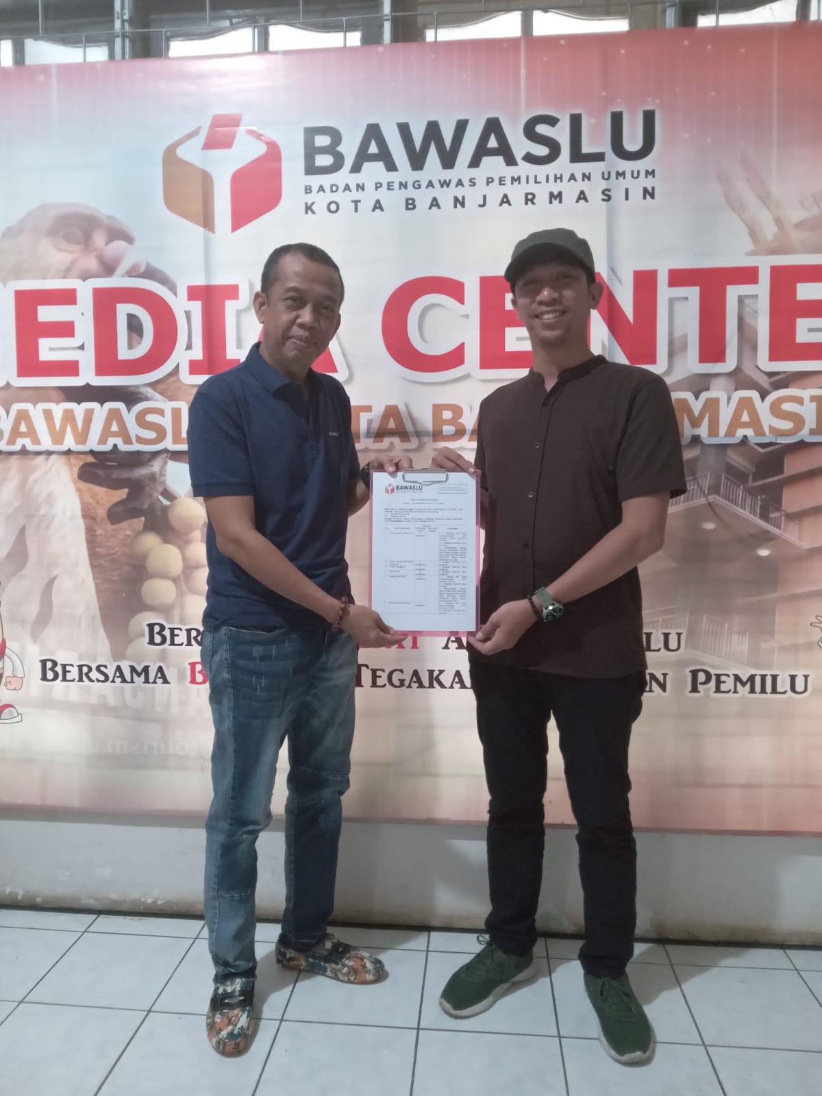 KURANG PUAS:Pasangan Calon (Paslon) Wali Kota-Wakil Wali Kota Banjarmasin jalur independen, Anang Misran-Aspiani Ideris mengadu ke Bawaslu Kota Banjarmasin, Selasa (21/5/2024).(foto: Anang Misran untu