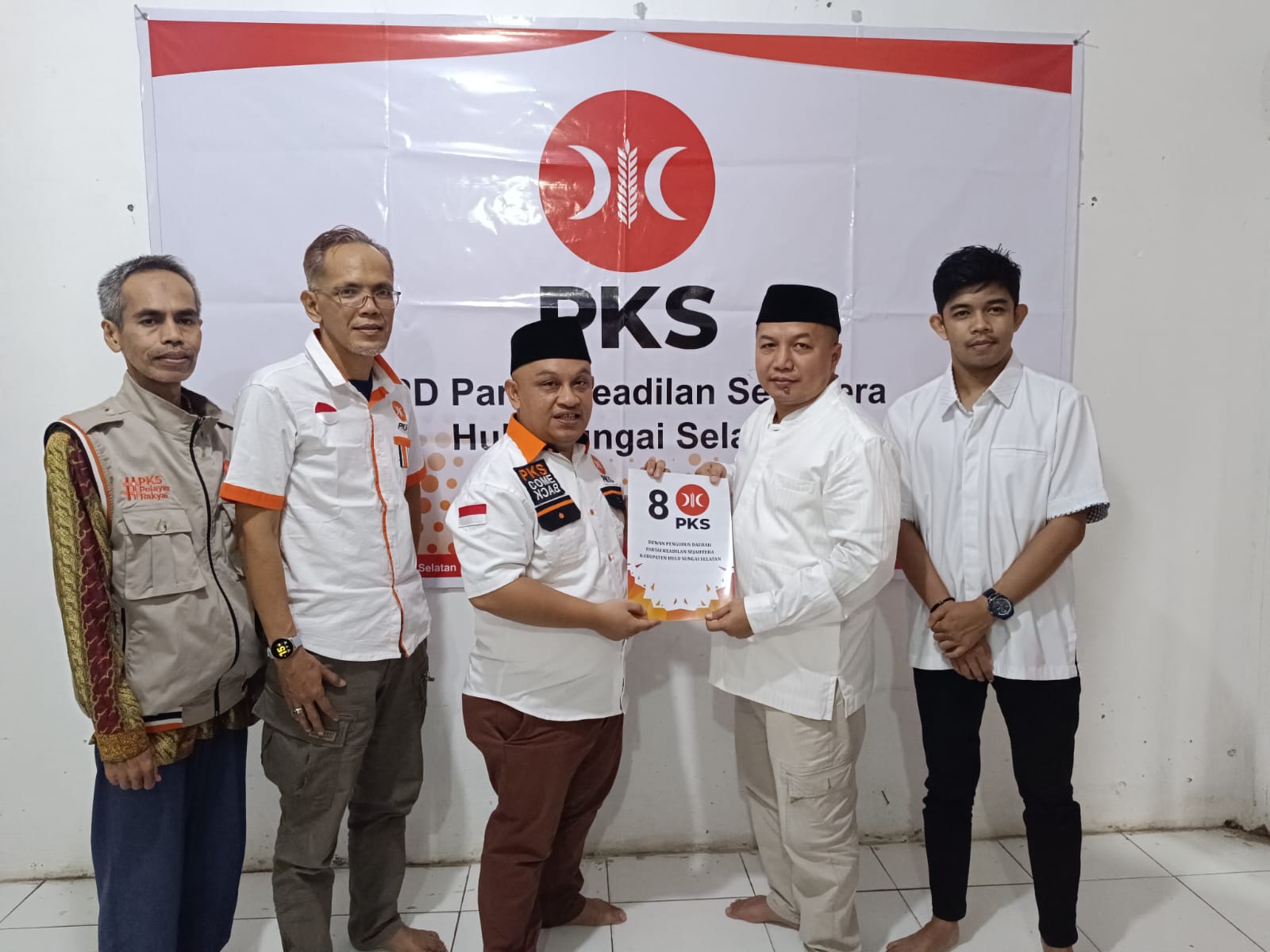 SERAHKAN FORMULIR: Yopie Alfiani melamar ke DPD PKS Kabupaten HSS menjadi Bakal Calon Wakil Bupati (Bacawabup) dalam Pilkada HSS 27 November mendatang.(Foto:Salahudin/Radar Banjarmasin)