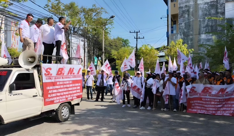 Puluhan buruh unjuk rasa di depan Kantor Dinas Tenaga Kerja dan Transmigrasi Kalsel, Senin (20/5) | Foto: Muhammad Oscar Fraby