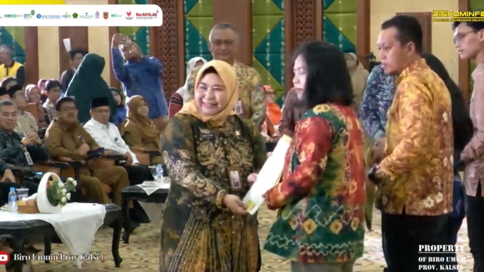 BERSERTIFIKAT: Plt Ketua Biro Perekonomian Kalsel Raudhatul Jannah menyerahkan sertifikat halal kepada para pelaku UMKM yang telah memenuhi standarisasi.