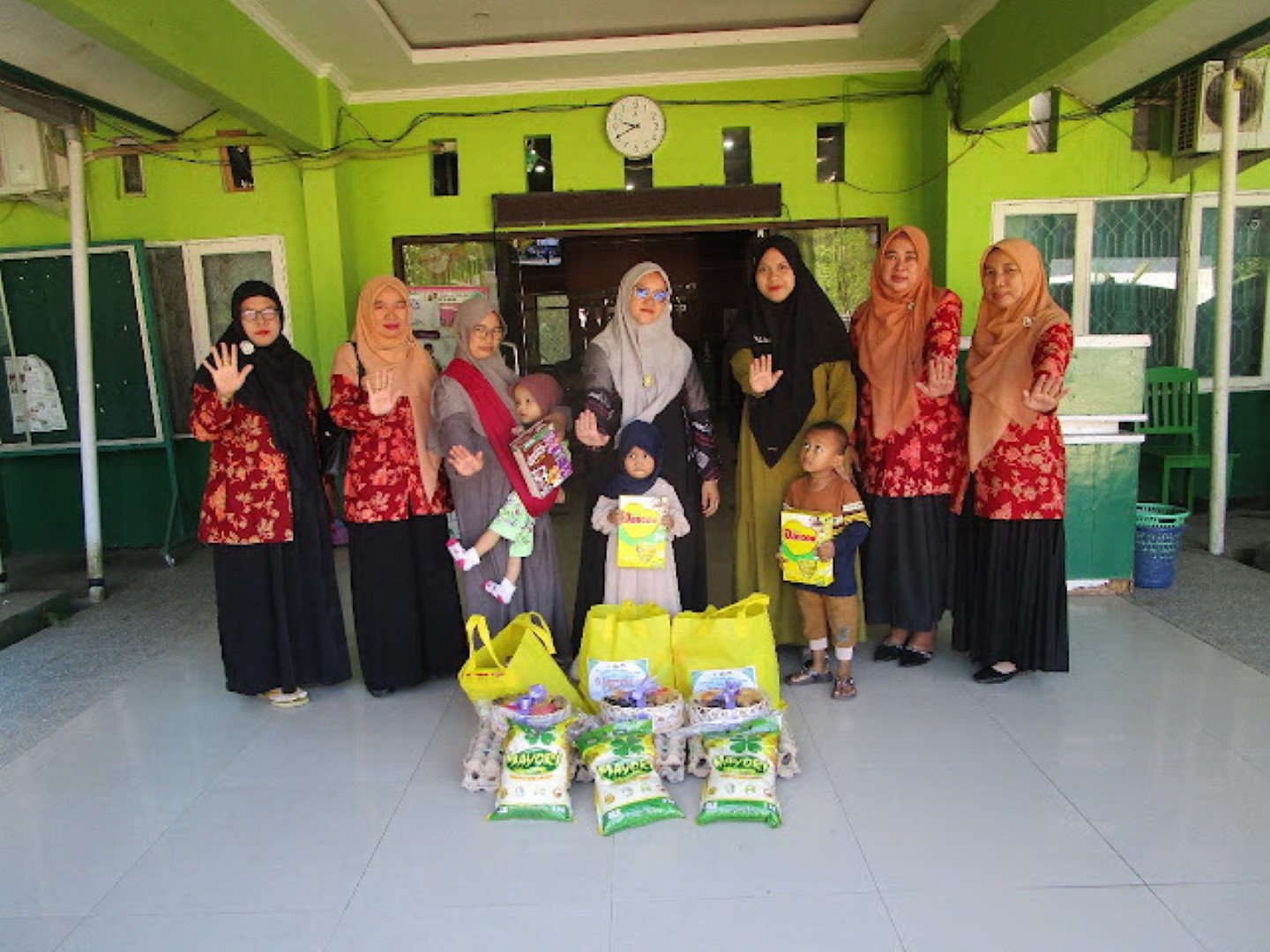 SERAHKAN BANTUAN: Bantuan makanan sehat untuk anak stunting di Balangan dari DWP Kemenag Balangan.