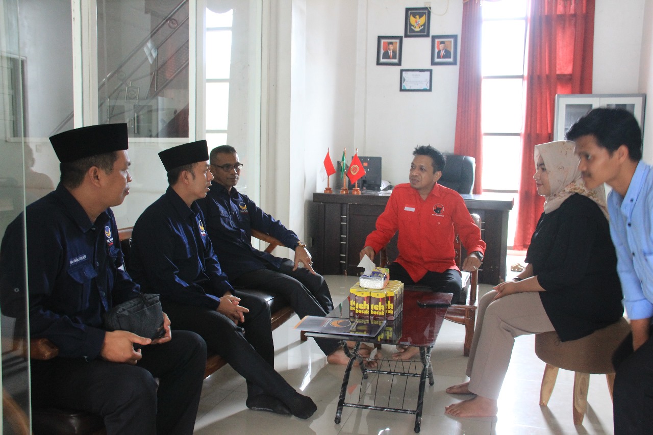 UPAYA KOALISI:Perwakilan DPD Nasdem Tabalong bertandang ke Partai PDI Perjuangan Tabalong untuk mendaftarkan H Sani sebagai bakal calon Bupati.(Foto:DPD Nasdem Tabalong untuk Radar Banjarmasin)