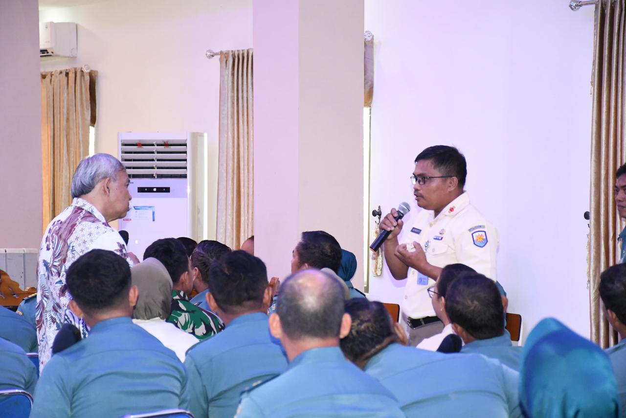SERIUS:Salah satu PNS di Lanal Banjarmasin, saat sesi tanya jawab kepada Aqua Dwipayana.