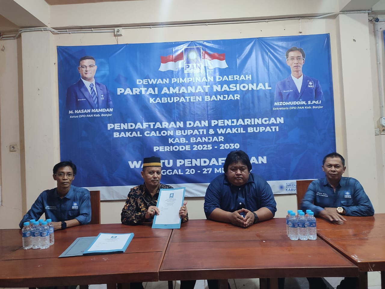 CARI DUKUNGAN:Tim Saidi Mansyur mengambil berkas pencalonan bupati Banjar di PAN Banjar.(Foto:Rizal untuk Radar Banjarmasin)