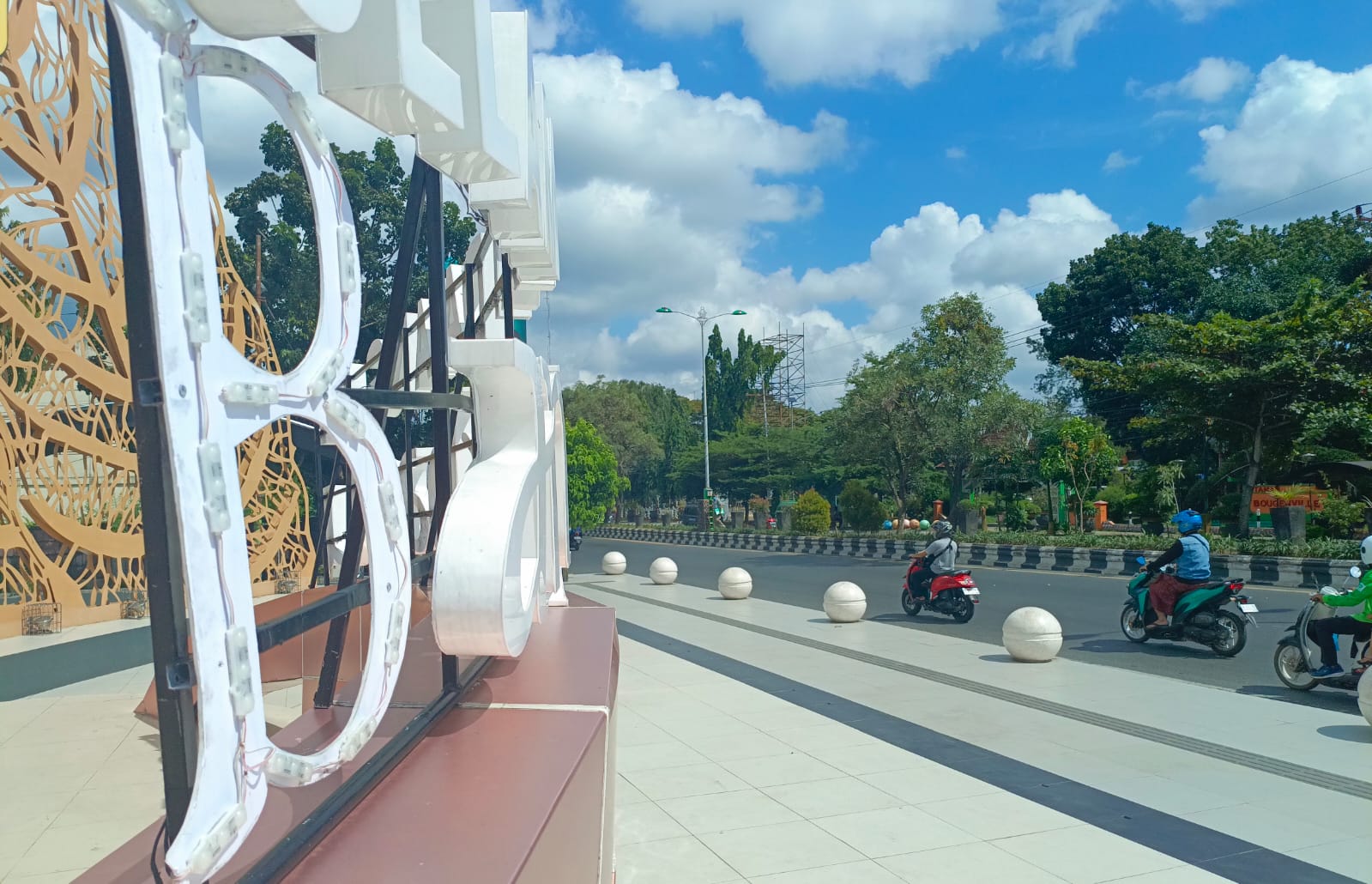 MEMPRIHATINKAN:Huruf B pada ornamen tulisan di Tugu Nol Kilometer Banjarbaru sudah rusak.(Foto:Fadlan Zakiri/Radar Banjarmasin)