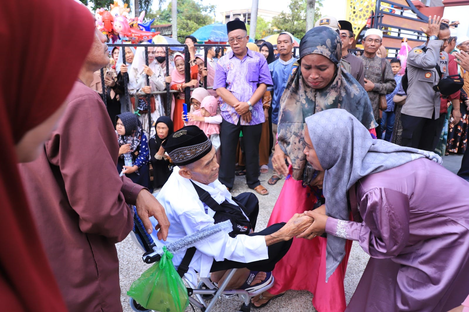 DOKUMENTASI: JCH HSU saat dilepas di halaman Masjid At-Taqwa Amuntai tahun 2023 lalu. (Foto: M.Akbar/Radar Banjarmasin)