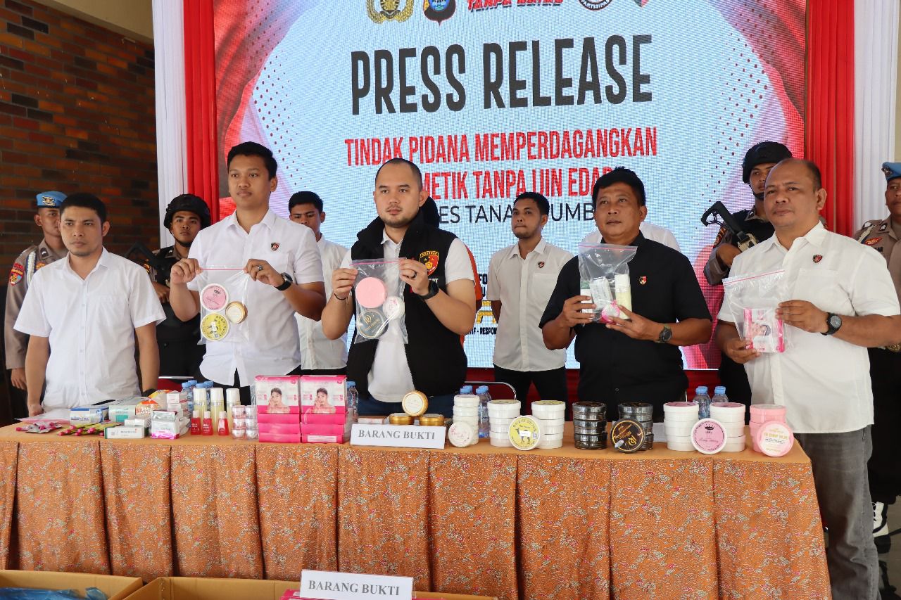 RILIS KASUS: Satreskrim Polres Tanah Bumbu menggelar rilis kasus peredaran kosmetik ilegal di pendopo polres, Rabu (22/5/2024). (Foto: Zulqarnain/Radar Banjarmasin)
