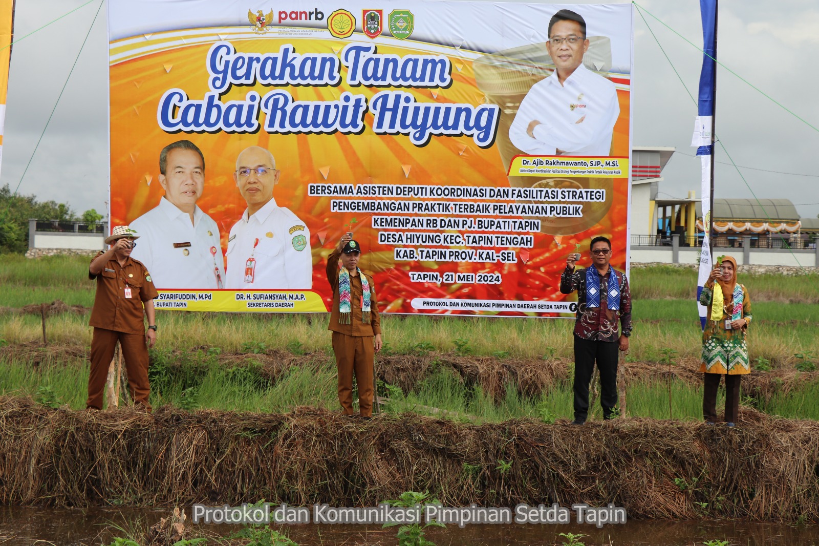 TANAM: Sekda Tapin Sufiansyah bersama Asisten Deputi Koordinasi dan Fasilitasi Strategi Pengembangan Praktik Terbaik Pelayanan Publik KemenPANRB RI, Ajib Rakhmawanto menanam bersama di Desa Hiyung Kec