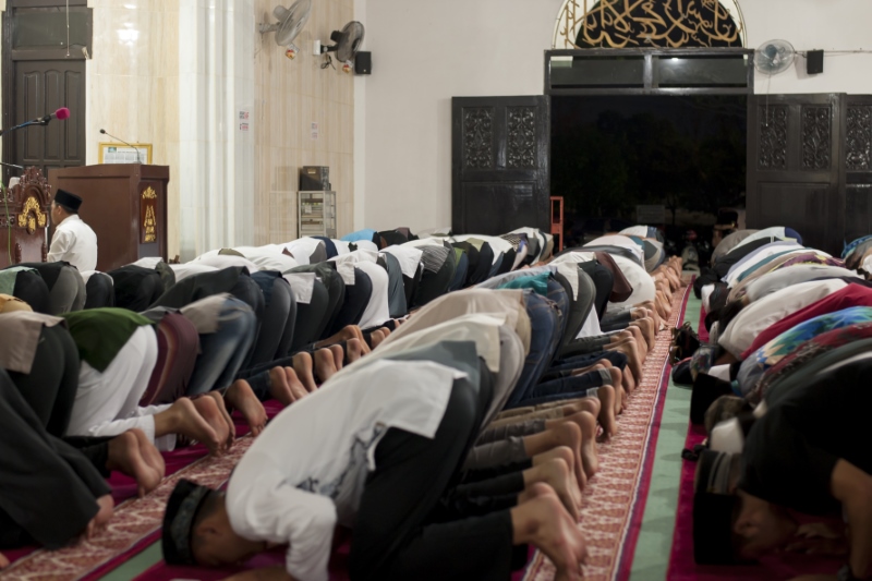 SUJUD: Seluruh umat muslim ketika salat berkiblat ke Kakbah.
