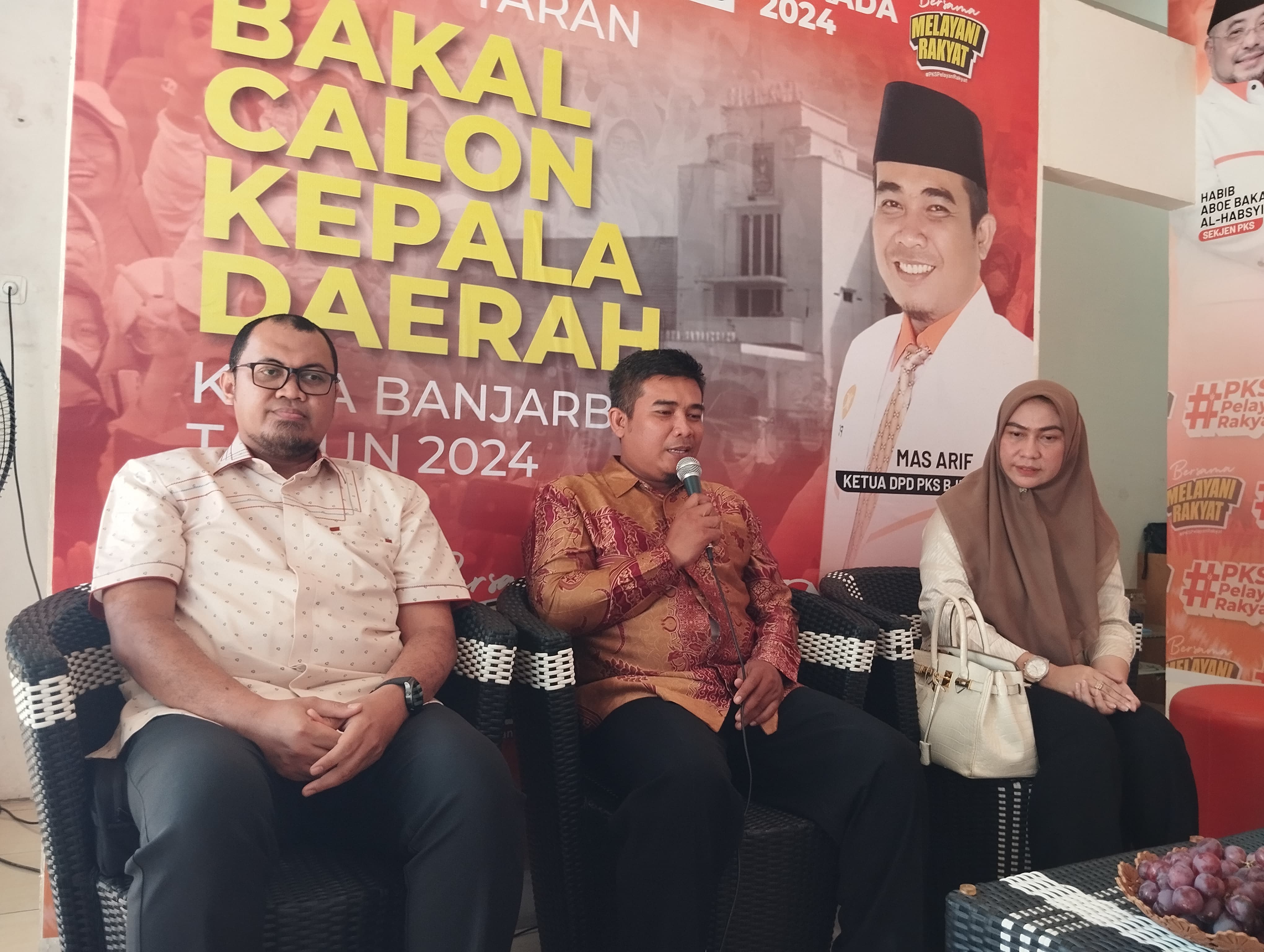 MENDAFTAR:Bakal Calon Wali Kota Banjarbaru, Erna Lisa Halaby menyerahkan berkas pendaftaran penjaringan Calon Kepala Daerah ke DPD PKS Banjarbaru, Rabu (22/5/2024) sore.(foto:Fadlan Zakiri/Radar Banja