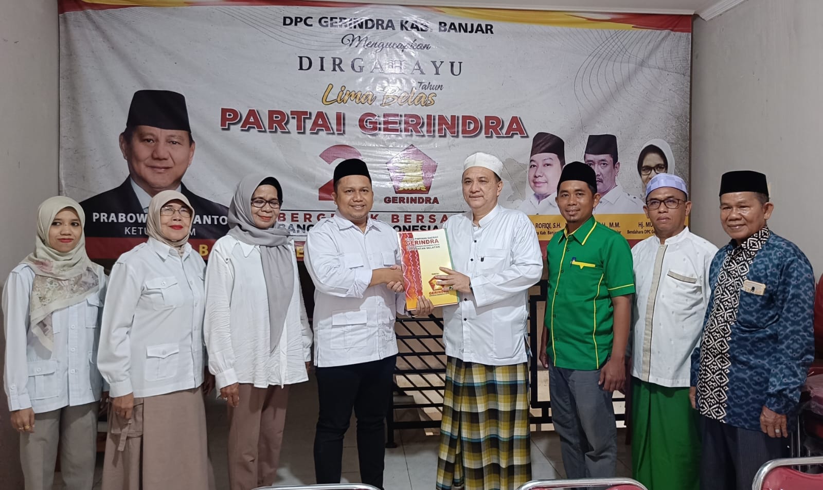 LOBI POLITIK:Perwakilan pemenangan H Syaifullah Tamliha mendaftar ke Gerindra, Kamis (23/5/2024).(Foto:Sheilla Farazela/Radar Banjarmasin)