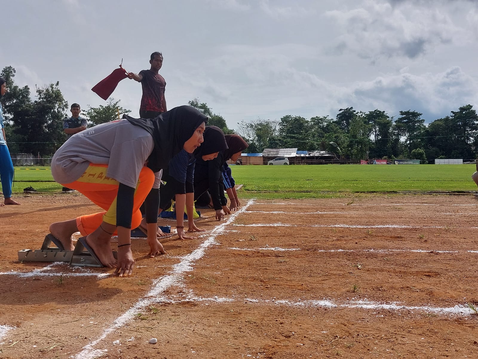 BERSAING:Para siswa SMP/sederajat se-Kabupaten Tala mengikuti seleksi O2SN cabor atletik, di Stadion Pertasi Kencana, Rabu (22/5/2024).(foto:Norsalim Yahya/Radar Banjarmasin)