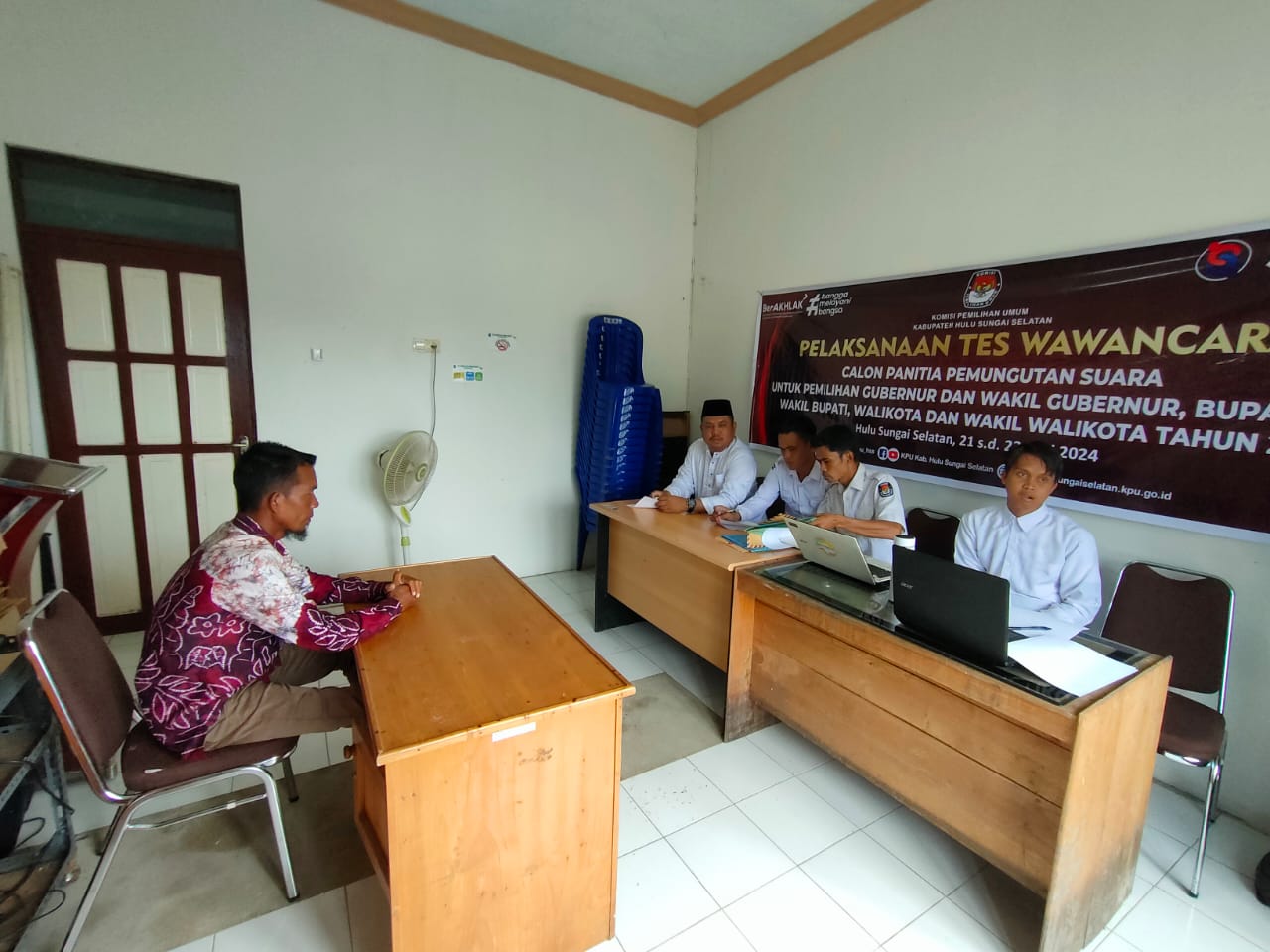 TAHAPAN SELEKSI:Peserta seleksi PPS Kabupaten HSS saat melakukan tes wawancara.(Foto:KPU HSS untuk Radar Banjarmasin)