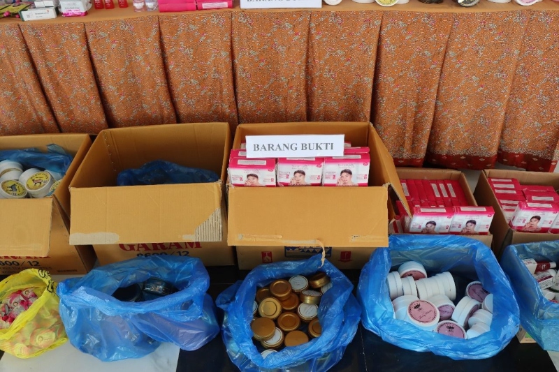 BARANG BUKTI: Sebanyak 1.160 pcs kosmetik ilegal diamankan Satreskrim Polres Tanah Bumbu.