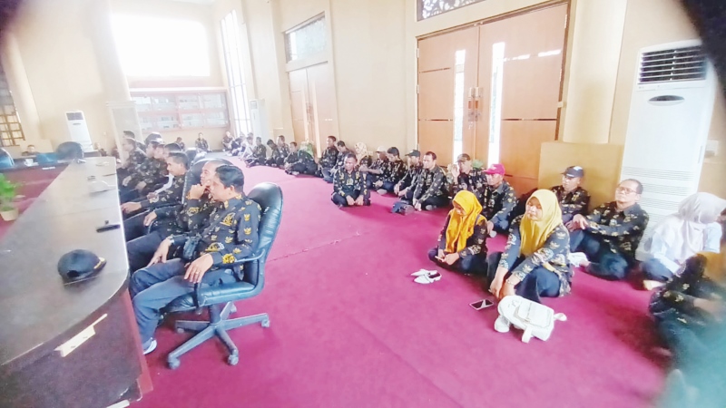 MENUNTUT KENAIKAN: Para anggota BPD se Tabalong memenuhi Gedung Graha Sakata Mabuun untuk memperjuangkan kenaikan gaji.