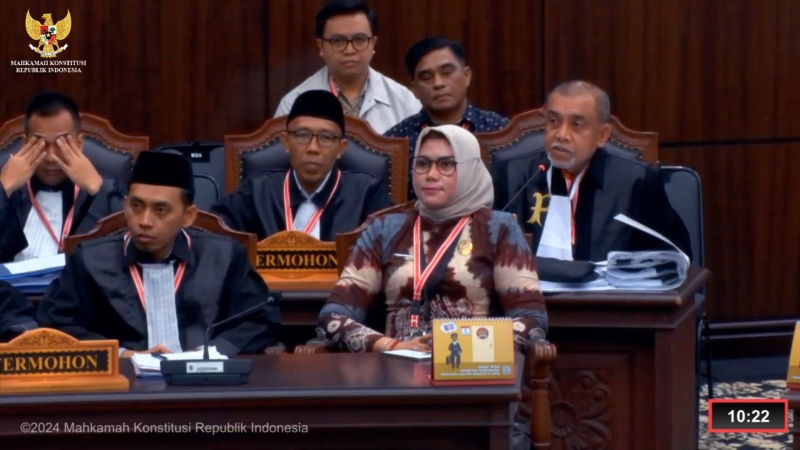 SIDANG: Ketua KPU Kalsel, Andi Tenri Sompa didampingi kuasa hukum saat menjalani sidang lanjutan sengketa PHPU di Mahkamah Konstitusi, Jakarta, Selasa (14/5). | Foto: Capture video MK