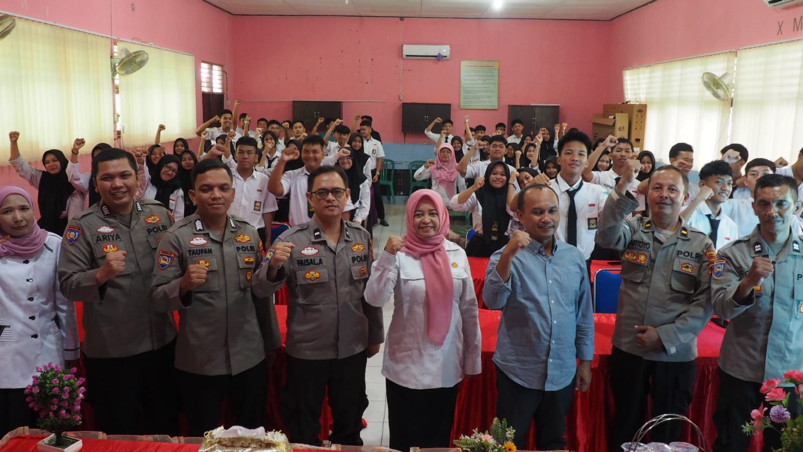MOMEN: Pelajar dan Kepala SMAN 3 Banjarbaru bersama PAMA BBSO dan Binmas Polres Banjarbaru saat kegiatan IAABL di SMAN 3 Banjarbaru, Rabu (22/5).