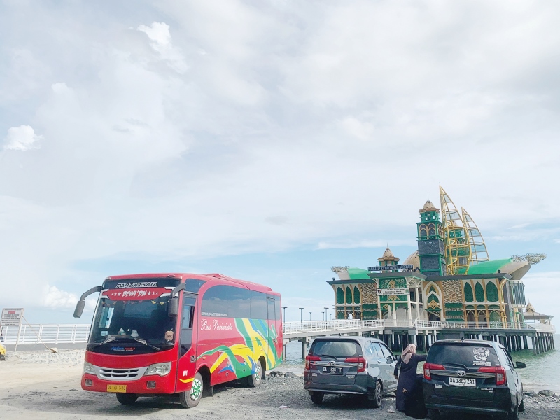 TARIF RESMI: Kawasan parkir di Masjid Ziyadatul Abrar Pagatan. Pemdes Sungai Lembu resmi menetapkan tarif parkir.